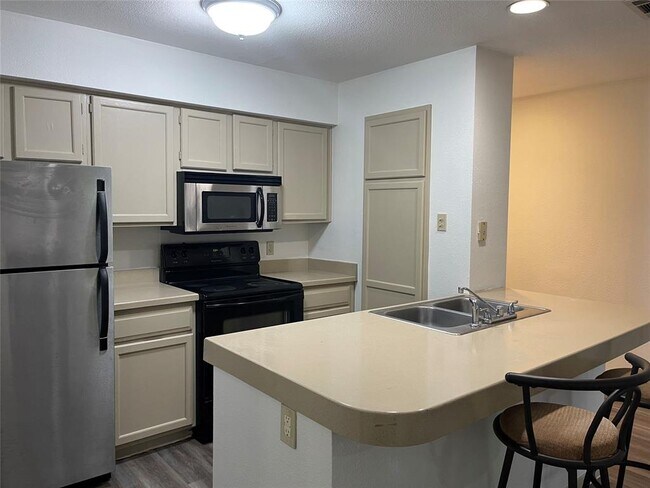 Building Photo - 8888 Tallwood Dr