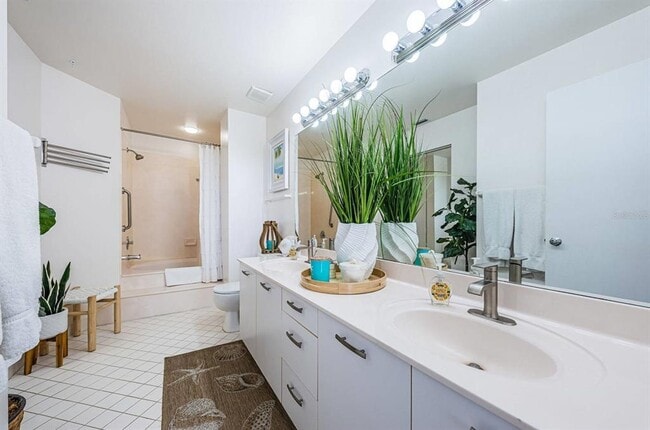 Building Photo - 6141 Bahia Del Mar Blvd S