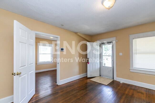 Building Photo - 3 bed 1 bath Home