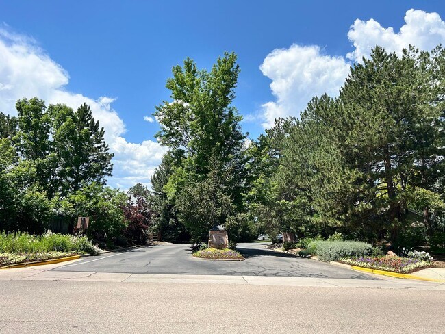 Building Photo - Gorgeous 4 Bedroom Townhome Steps from Boulder Country Club