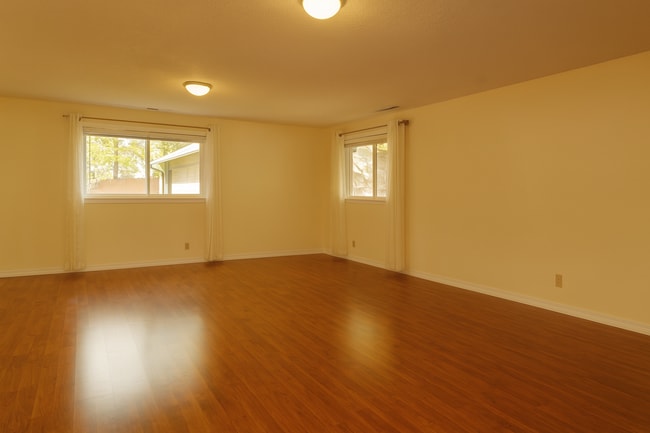 Building Photo - Spacious SW Bend Home on Nearly Half an Ac...