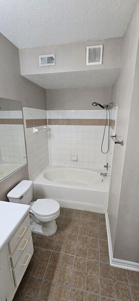 Master bathroom - 5614 Pinnacle Heights Cir