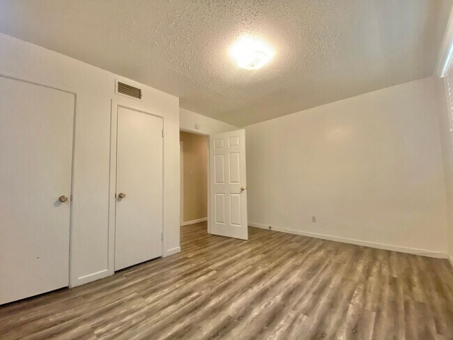 Building Photo - Move in special - second month's rent is free