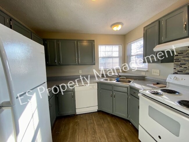 Building Photo - Stunning 4 Bedroom 2 Bathroom Tri-Level Ho...