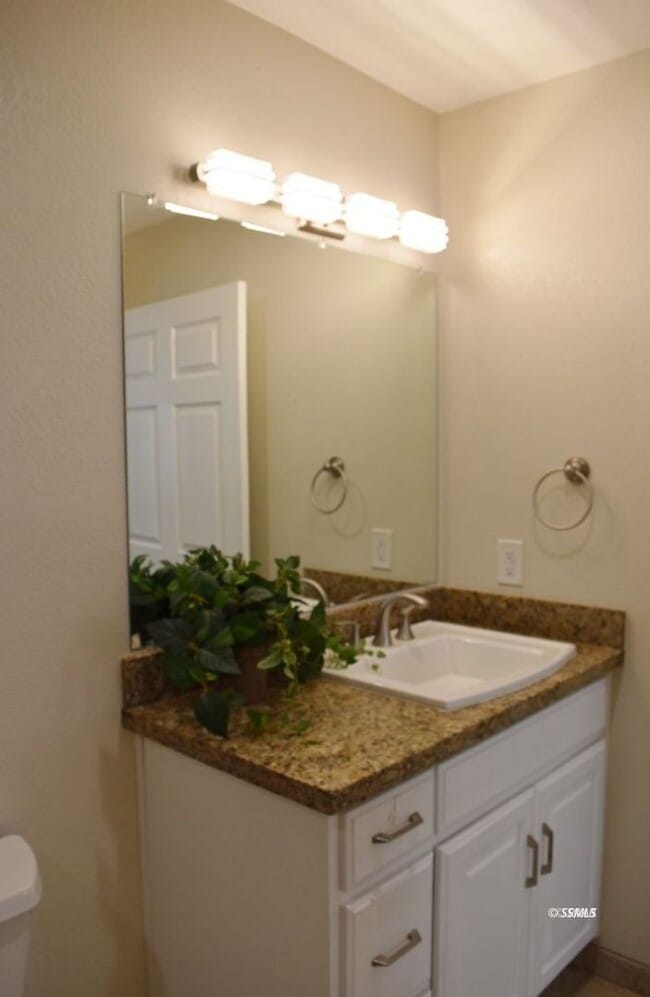 Building Photo - 4 bed 3 bath