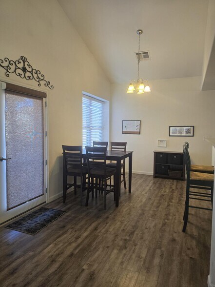 Building Photo - 1206 Walnut Ave