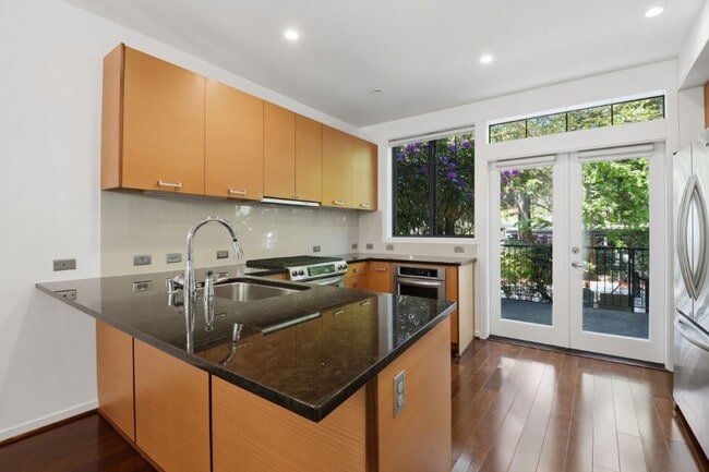 Building Photo - 2Bd/1.75Ba Bellevue Townhome