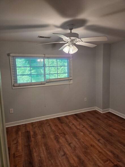 Building Photo - 1215 Green Oaks Ln