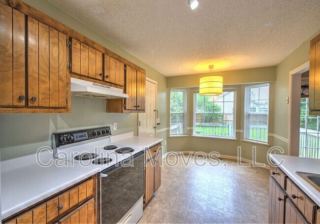 Building Photo - 5 Fieldcrest Ct