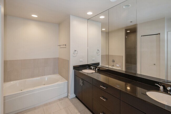 Building Photo - 1211 S Prairie Ave