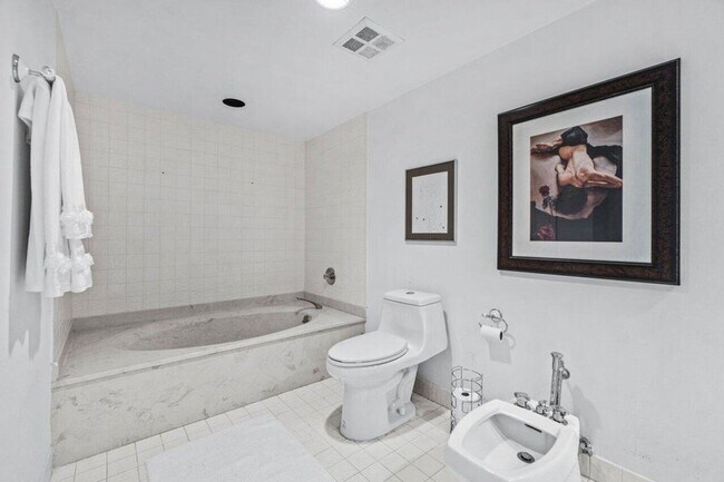 Building Photo - 1900 Consulate Pl