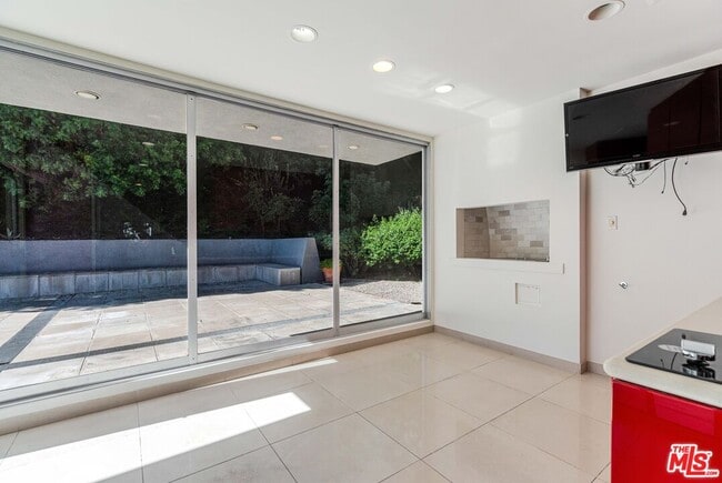 Building Photo - 811 N Hillcrest Rd