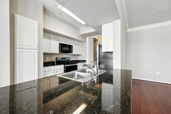 Building Photo - 7575 Kirby Dr