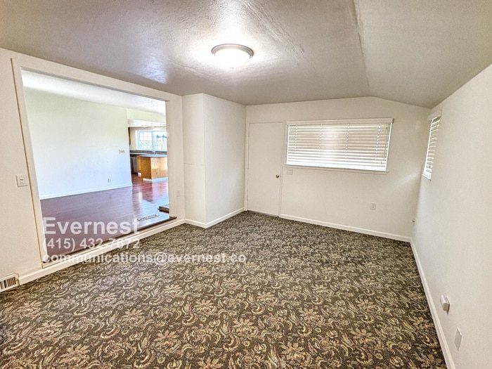 Building Photo - 1571 Sun Ln