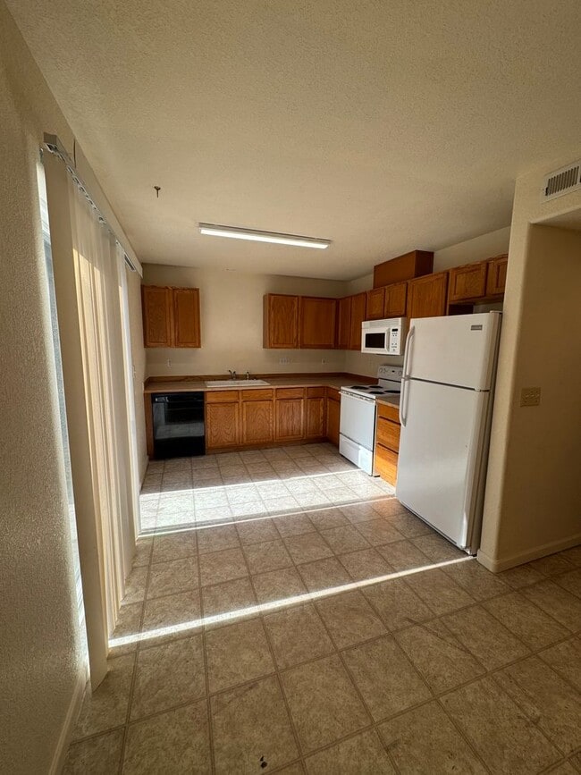 Building Photo - 1057 Lookingglass Rd