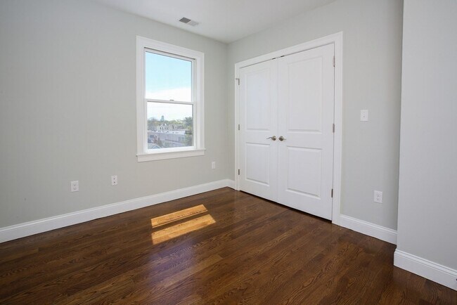 Building Photo - 660 Somerville Ave