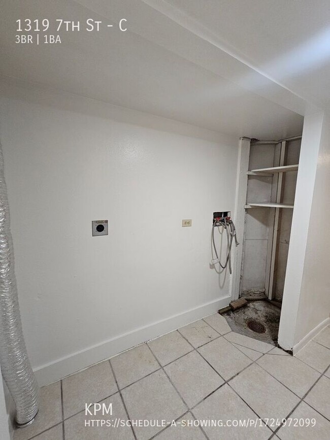 Building Photo - 3 BED | 1 BATH | APARTMENT | CENTRALLY LOC...