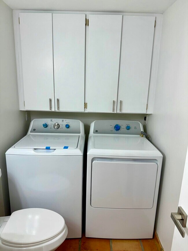 Building Photo - 2431 24th Ct