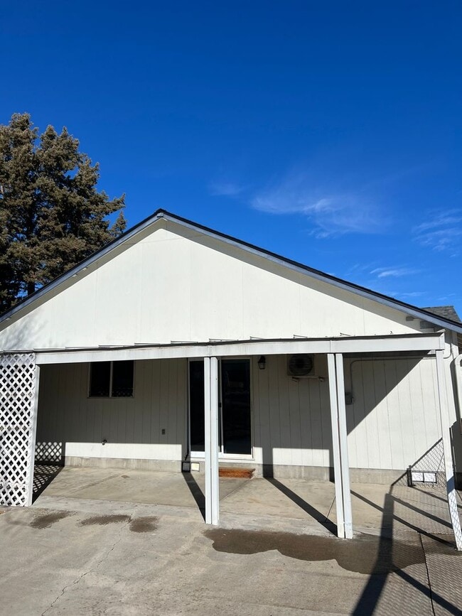 Building Photo - Duplex in SW Redmond