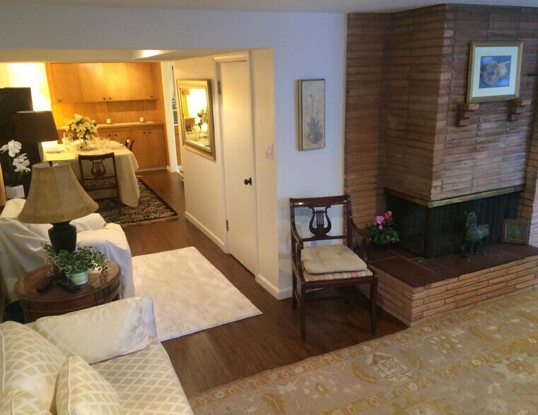 Living Room - 5 - 520 17th Ave SE