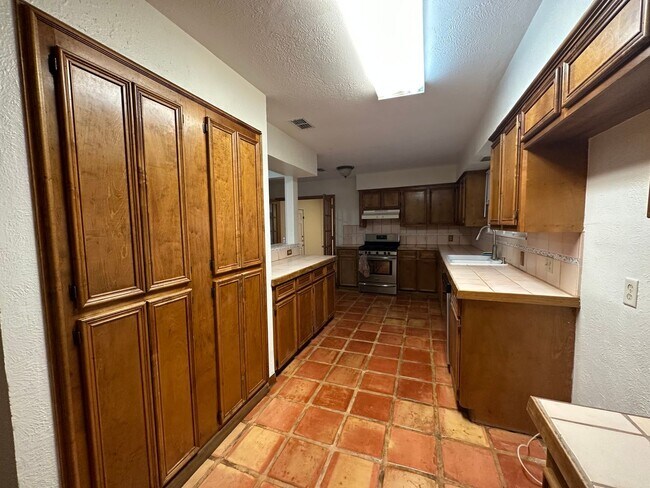 Building Photo - 606 Wilshire - 4/Bed 2/Bath