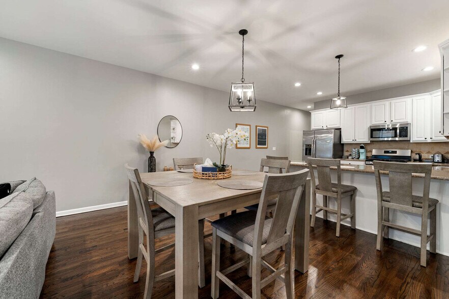 Building Photo - 1909 S Michigan Ave