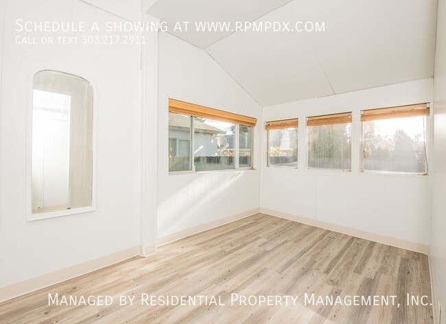 Building Photo - 5616 SE Mall St