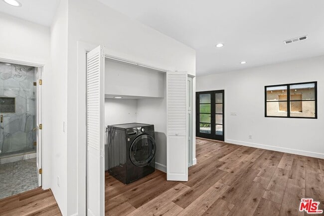 Building Photo - 720 W Altadena Dr