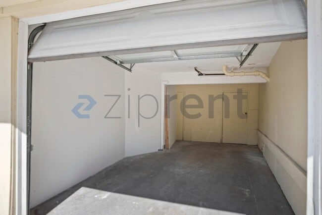 Building Photo - 26910 Manon Ave