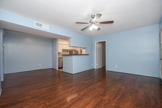 Building Photo - 10603 S Wilcrest Dr