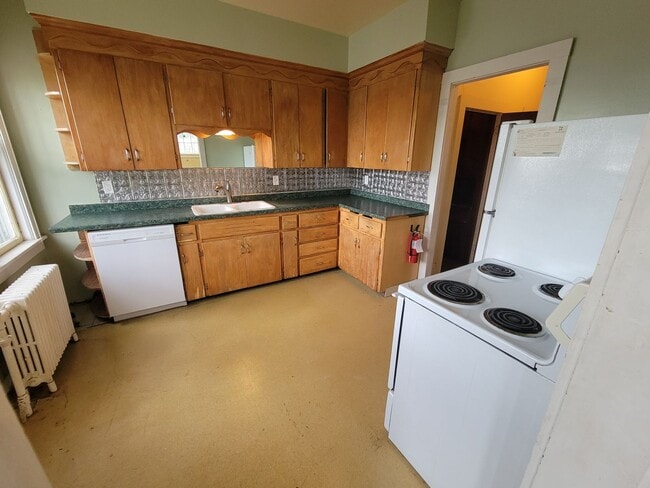 Building Photo - AVAILABLE JUNE 1ST -  Huge 6 Bed 2.5 Bath Home Close to campus!