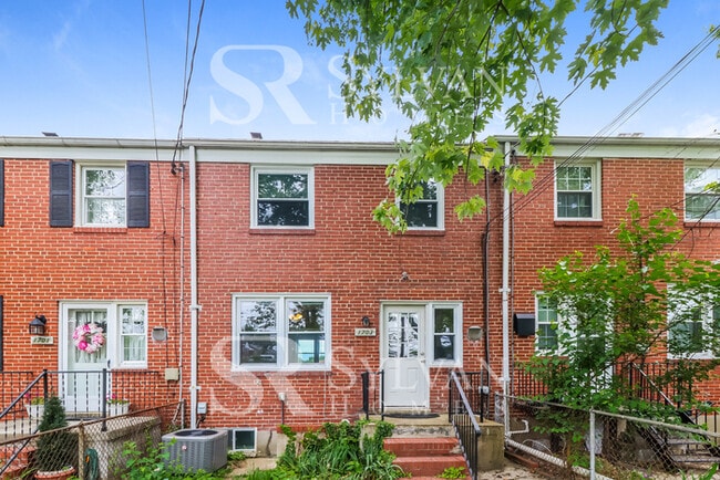Building Photo - Lovely move-in ready 4-bedroom, 2-bath townhouse.