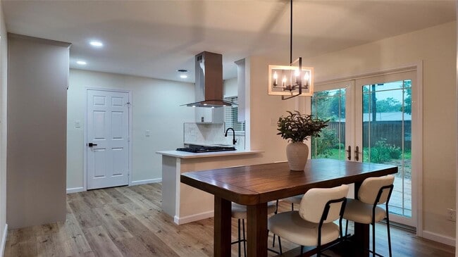Building Photo - Beautiful Lochwood Gem