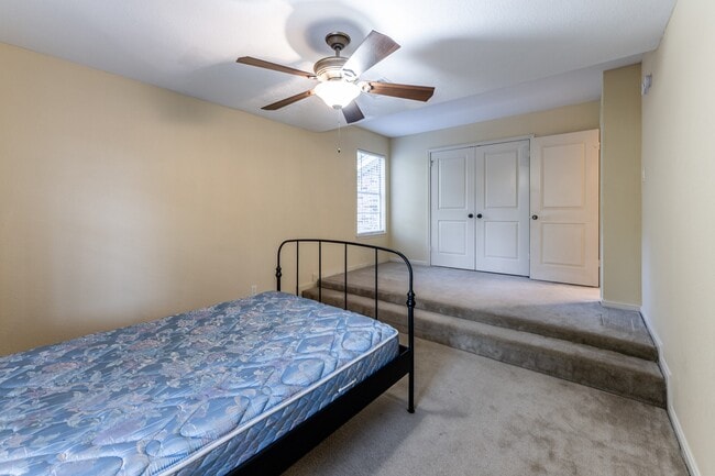 Building Photo - 422 River Oaks Dr