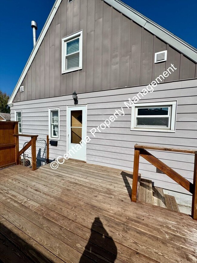 Building Photo - $500 off first months rent on 3 bed 2 bath...