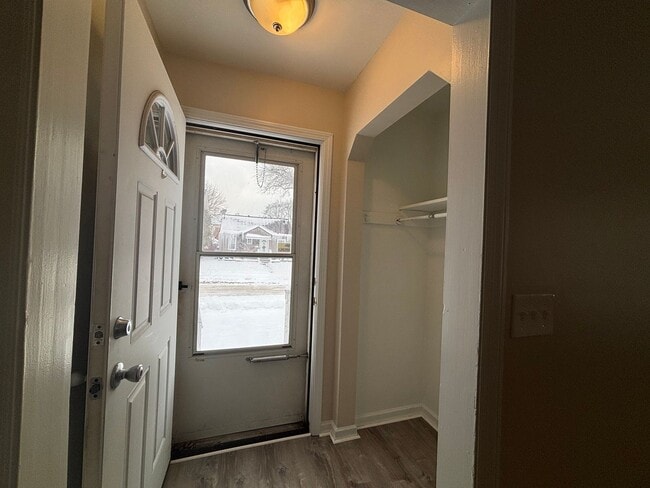 Building Photo - 3 Bedroom 1.5 Bath House - Parking/Laundry Hook-Ups!