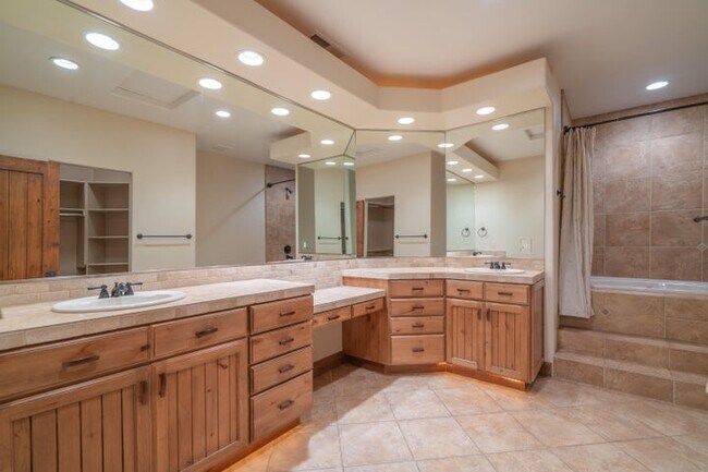 Building Photo - 340 Le Grande Cir