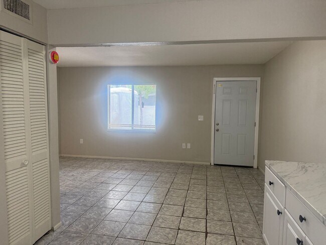 Building Photo - 925 33rd Ave W