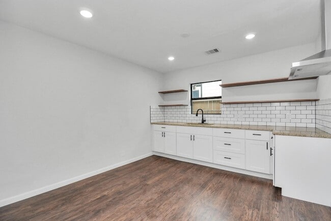 Building Photo - 262 De Boll St