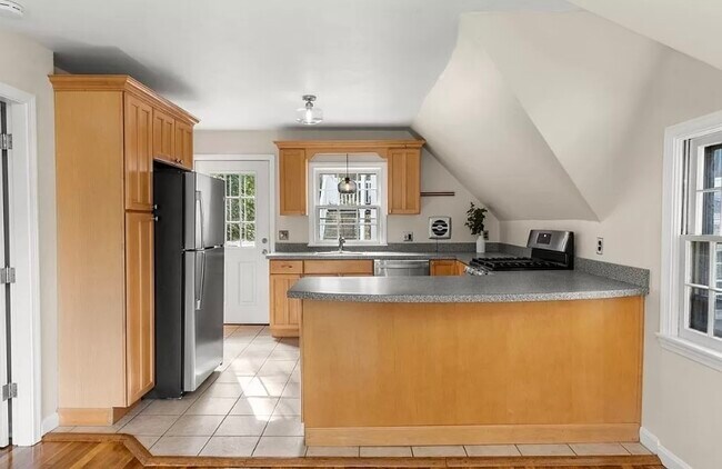 Building Photo - 6 Wells Ave