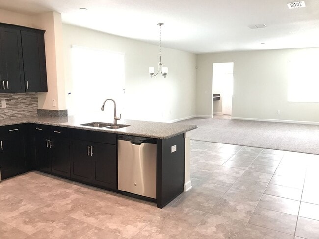 Building Photo - Newer 3/2.5ba Home at The Oaks in Moss Park with FREE Internet, Cable and Phone