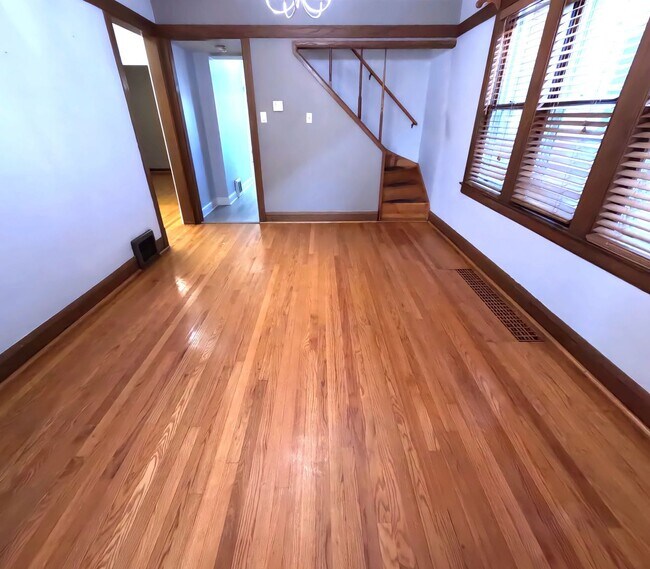 Building Photo - Exceptional single-family near UIC-DePaul University -North Park University