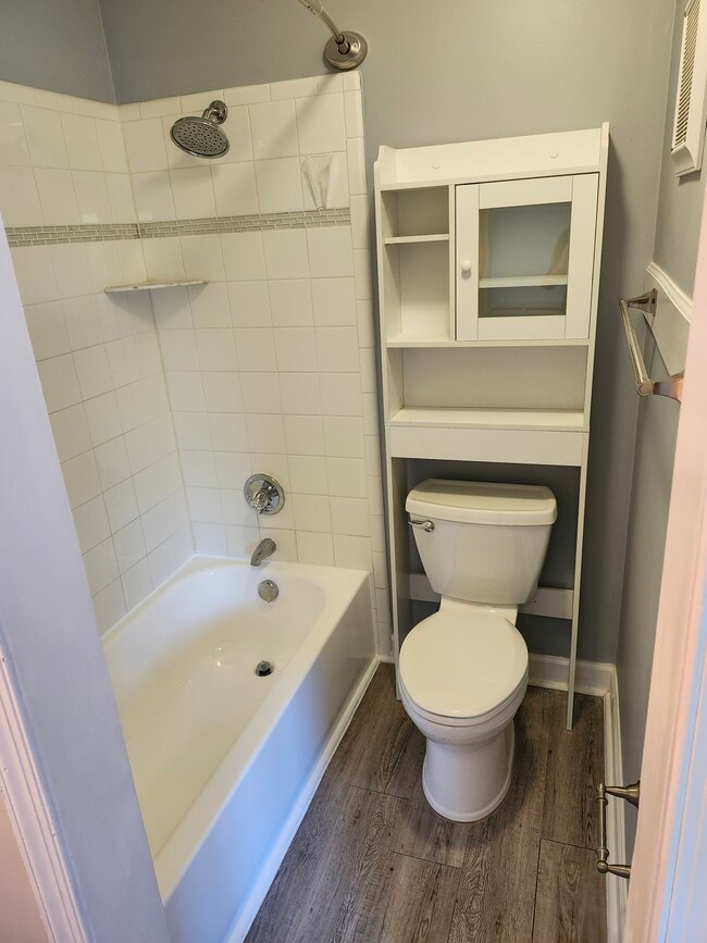 Building Photo - 203 Oak Hollow Ct