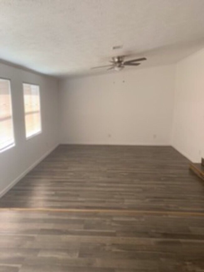 Building Photo - Spacious and Clean 3 BR HOUSE - Looking for the right people to call home!