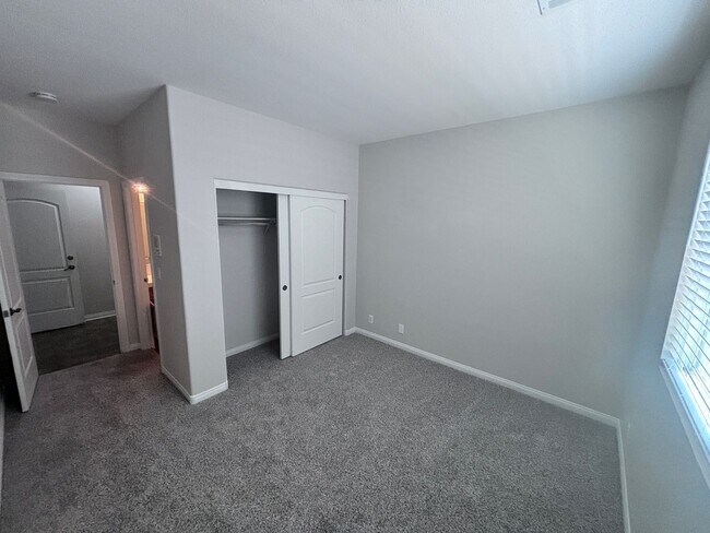 Building Photo - 5 bedroom + Loft with pool in Aliante Master