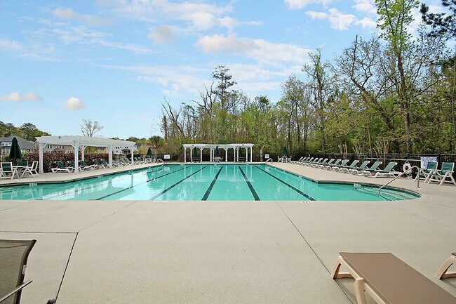 Building Photo - 148 Golfview Ln