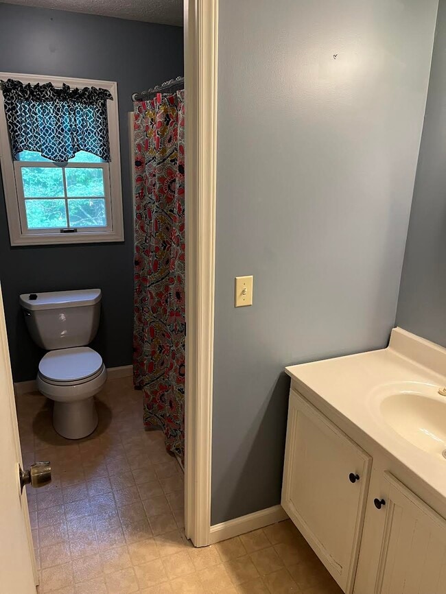 Building Photo - 487 Riverwood Dr