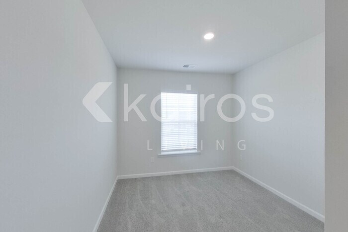 Building Photo - 2401 Banyan Cir