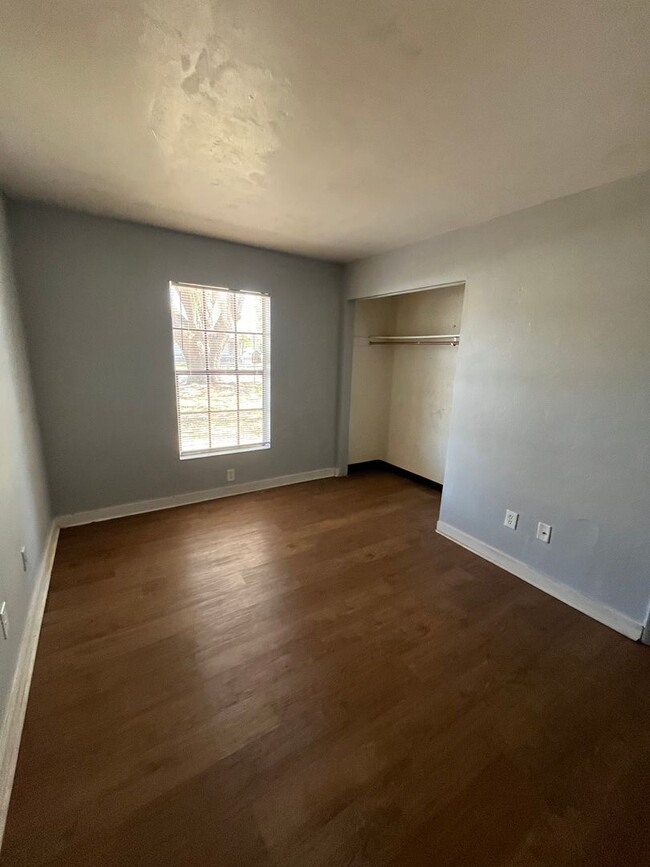 Building Photo - Spacious 2-bedroom 1 bathroom Move in ready!