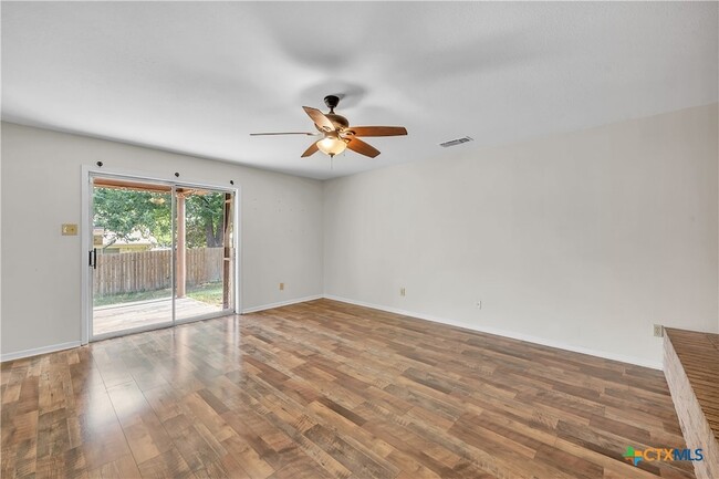 Building Photo - 613 Manning Dr